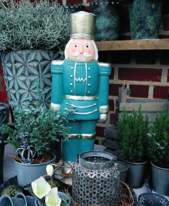 Wiebke Büge (v. l.), Imket Fenneberg und Petra Dieck laden zum Adventszauber auf den Gärtnerhof Büge ein Wiebke Büge (v. l.), Imket Fenneberg und Petra Dieck laden zum Adventszauber auf den Gärtnerhof Büge ein