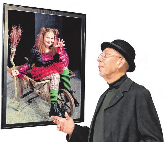 „Die Kleine Hexe“ (Jule Reher, 13) kauft beim billigen Jacob (Wilfried Garz, 82) einen neuen Besen Foto: Pierre Marquard „Die Kleine Hexe“ (Jule Reher, 13) kauft beim billigen Jacob (Wilfried Garz, 82) einen neuen Besen Foto: Pierre Marquard