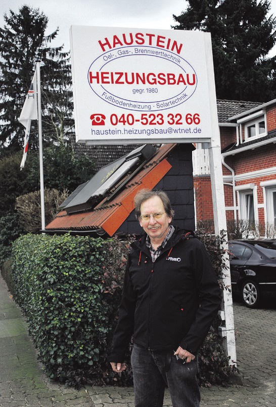 Heiztechnik wird digitalisiert: Auch dazu berät Heizungsbaumeister Reinhard Haustein Kunden, die neue Brennwertanlagen wünschen Foto: Tina Jordan Heiztechnik wird digitalisiert: Auch dazu berät Heizungsbaumeister Reinhard Haustein Kunden, die neue Brennwertanlagen wünschen Foto: Tina Jordan