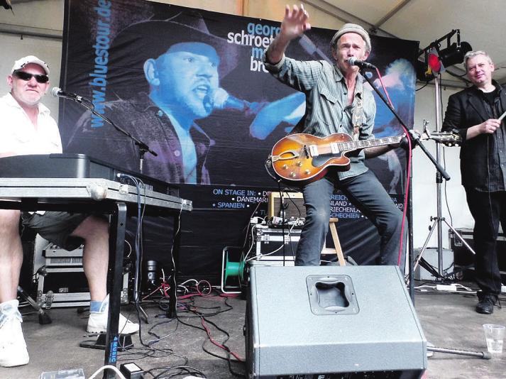 Für musikalische Unterhaltung mit viel Blues sorgt Abi Wallenstein (Mitte) mit seiner Band Fotos: Elke Baum Für musikalische Unterhaltung mit viel Blues sorgt Abi Wallenstein (Mitte) mit seiner Band Fotos: Elke Baum