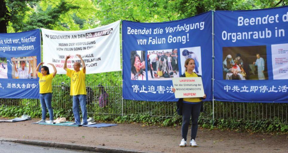 Mitglieder von Falun Dafa meditierten und riefen zu Hup-Konzert auf