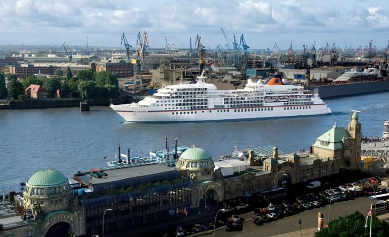 Das Kreuzfahrtschiff „Europa“ ist in Hamburg ein gern gesehener Gast.WWW.HL-CRUISES.DE/KREUZFAHRTEN