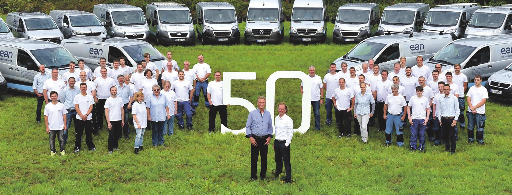 2019 feiern Holger (vorn l.) und Henning Schurbohm mit ihren Mitarbeiter:innen das 50-jährige Bestehen ihres Unternehmens ean Elektro-Alster-Nord. 2019 feiern Holger (vorn l.) und Henning Schurbohm mit ihren Mitarbeiter:innen das 50-jährige Bestehen ihres Unternehmens ean Elektro-Alster-Nord.