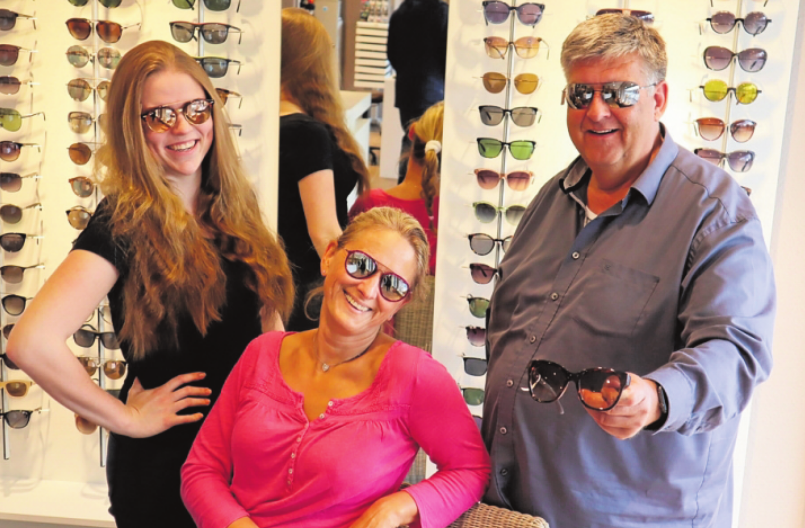 „Wir sehen uns!“ Augenoptikermeister Steffen Möller mit seinen beiden Augenoptikerinnen Janine Grümmer (Mitte) und Gesa Heymann. Foto: Klotz „Wir sehen uns!“ Augenoptikermeister Steffen Möller mit seinen beiden Augenoptikerinnen Janine Grümmer (Mitte) und Gesa Heymann. Foto: Klotz
