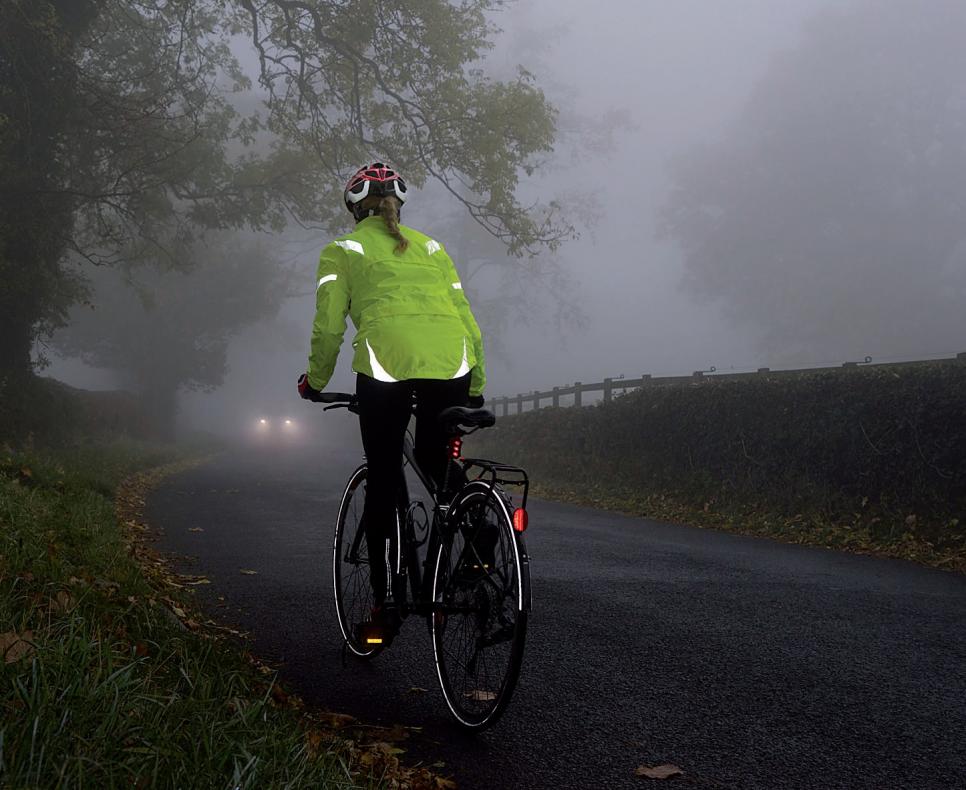 Gerade im Winter sind Radfahrer durch Glätte und Dunkelheit besonders gefährdet