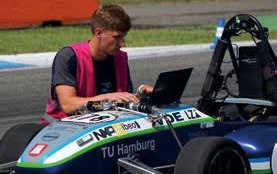 Letzte Korrekturen vor dem Start  Foto: Olaf Pignataro Letzte Korrekturen vor dem Start  Foto: Olaf Pignataro