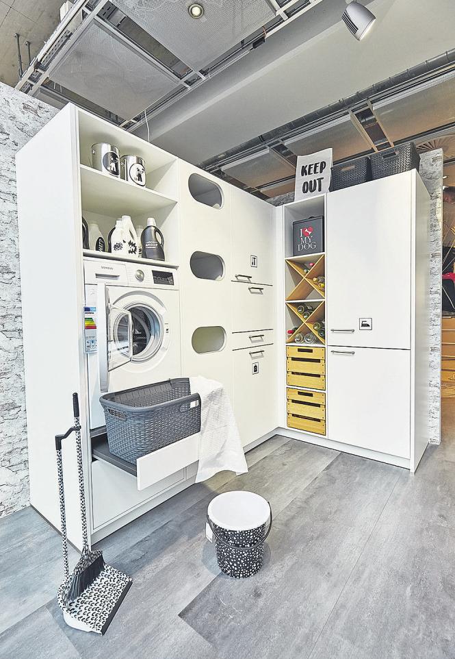 Hansa Complet zeigt in seiner Ausstellung, wie sich Geräte und Utensilien für Tätigkeiten rund ums Kochen, Waschen und Reinigen clever und ohne optische Störung unterbringen lassen Hansa Complet zeigt in seiner Ausstellung, wie sich Geräte und Utensilien für Tätigkeiten rund ums Kochen, Waschen und Reinigen clever und ohne optische Störung unterbringen lassen