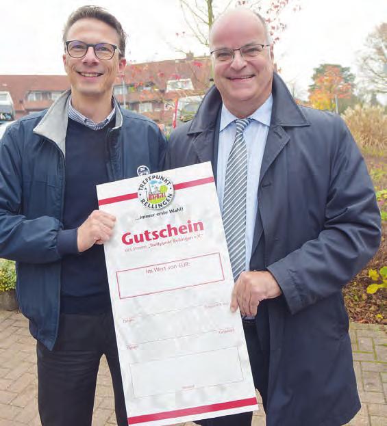 Ein schönes Weihnachtsgeschenk, das Claas Neuhoff (l.) und Michael Timm vom Treffpunkt Rellingen vorstellen: Der Gutschein des Treffpunkts Rellingen lässt sich in allen Geschäften einlösen, die Mitglied des Treffpunkts sind Foto: Klein Ein schönes Weihnachtsgeschenk, das Claas Neuhoff (l.) und Michael Timm vom Treffpunkt Rellingen vorstellen: Der Gutschein des Treffpunkts Rellingen lässt sich in allen Geschäften einlösen, die Mitglied des Treffpunkts sind Foto: Klein