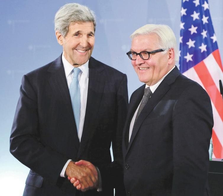 In seiner zweiten Amtszeit entwickelte sich zwischen Frank-Walter Steinmeier und seinem amerikanischen Widerpart John Kerry eine wunderbare Freundschaft. Beide verband die Ähnlichkeit ihrer Weltanschauung. Im Bild ein verbindender Handschlag beim Pressetermin im Auswärtigen Amt am 22. Oktober 2015. IMAGO/REINER ZENSEN