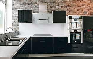 Küche in Hochglanzlack mit Bosch-Geräten, schwarzer Keramikspüle und Kopffrei Dunstabzugshaube. 4999 Euro, Austeller, individuel planbar Küche in Hochglanzlack mit Bosch-Geräten, schwarzer Keramikspüle und Kopffrei Dunstabzugshaube. 4999 Euro, Austeller, individuel planbar