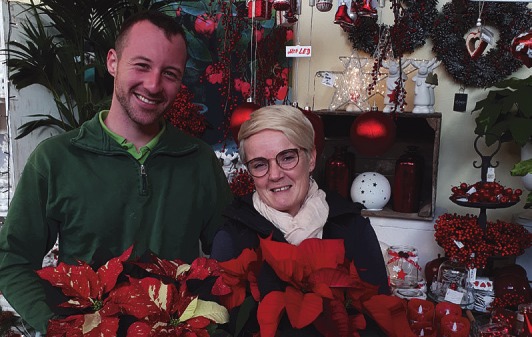 Alles ist rot: Martin Rathert und Floristin Steffi Finner freuen sich auf die große Adventsausstellung im Pflanzenparadies Rathert in Hasloh Alles ist rot: Martin Rathert und Floristin Steffi Finner freuen sich auf die große Adventsausstellung im Pflanzenparadies Rathert in Hasloh