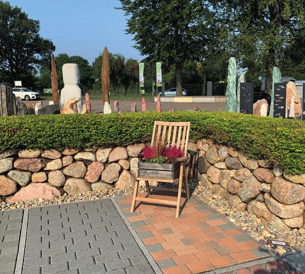 In Norddeutschland fand er seinen Namen und ist aus Gärten nicht mehr wegzudenken: Der Friesenwall ist im Ideengarten des Bauzentrums Beckmann aufgebaut In Norddeutschland fand er seinen Namen und ist aus Gärten nicht mehr wegzudenken: Der Friesenwall ist im Ideengarten des Bauzentrums Beckmann aufgebaut