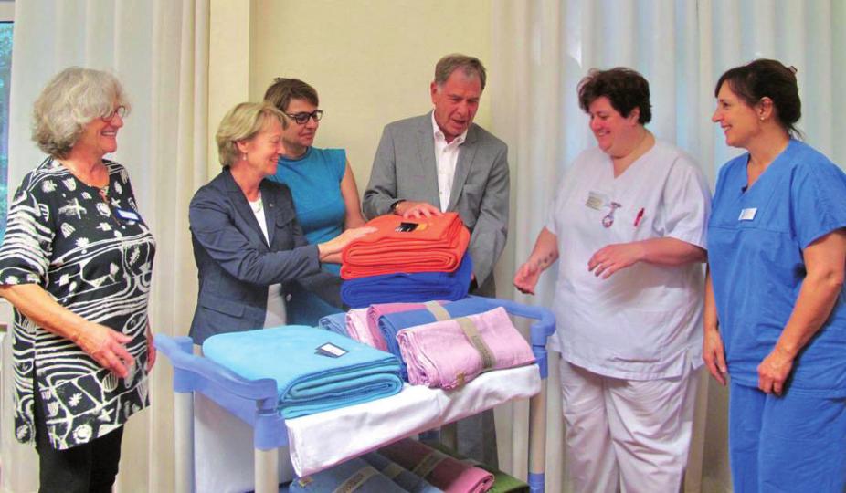 Dr. Annette Kleinkauf-Houcken übergibt die farbenfrohen Decken