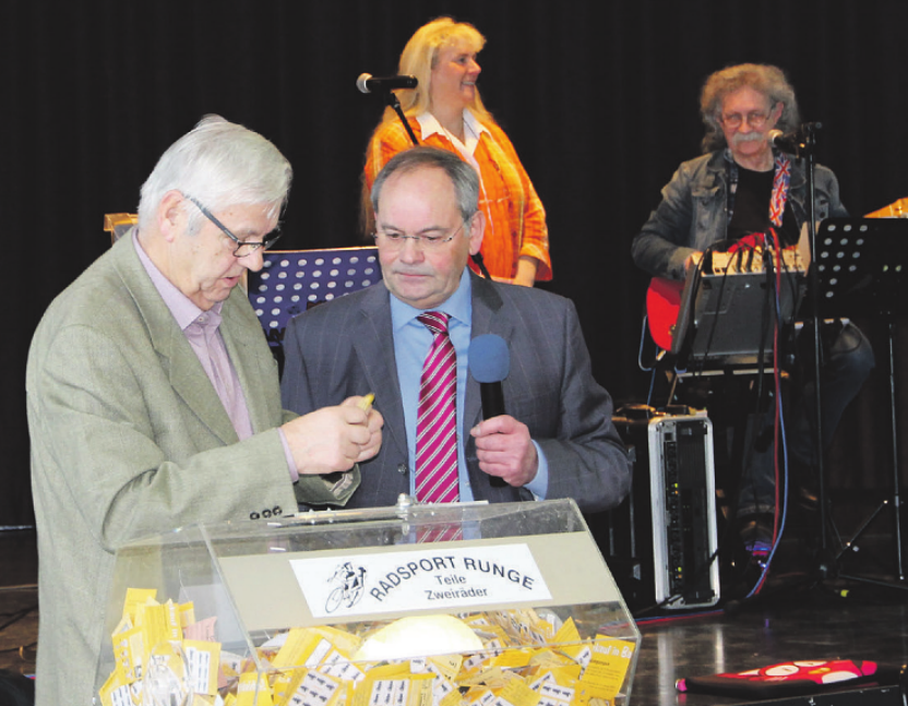 Claus Burmester (l.) und Andreas Luther zogen im Januar 2018 die Gewinner aus der prall gefüllten Lostrommel Foto: cs Claus Burmester (l.) und Andreas Luther zogen im Januar 2018 die Gewinner aus der prall gefüllten Lostrommel Foto: cs