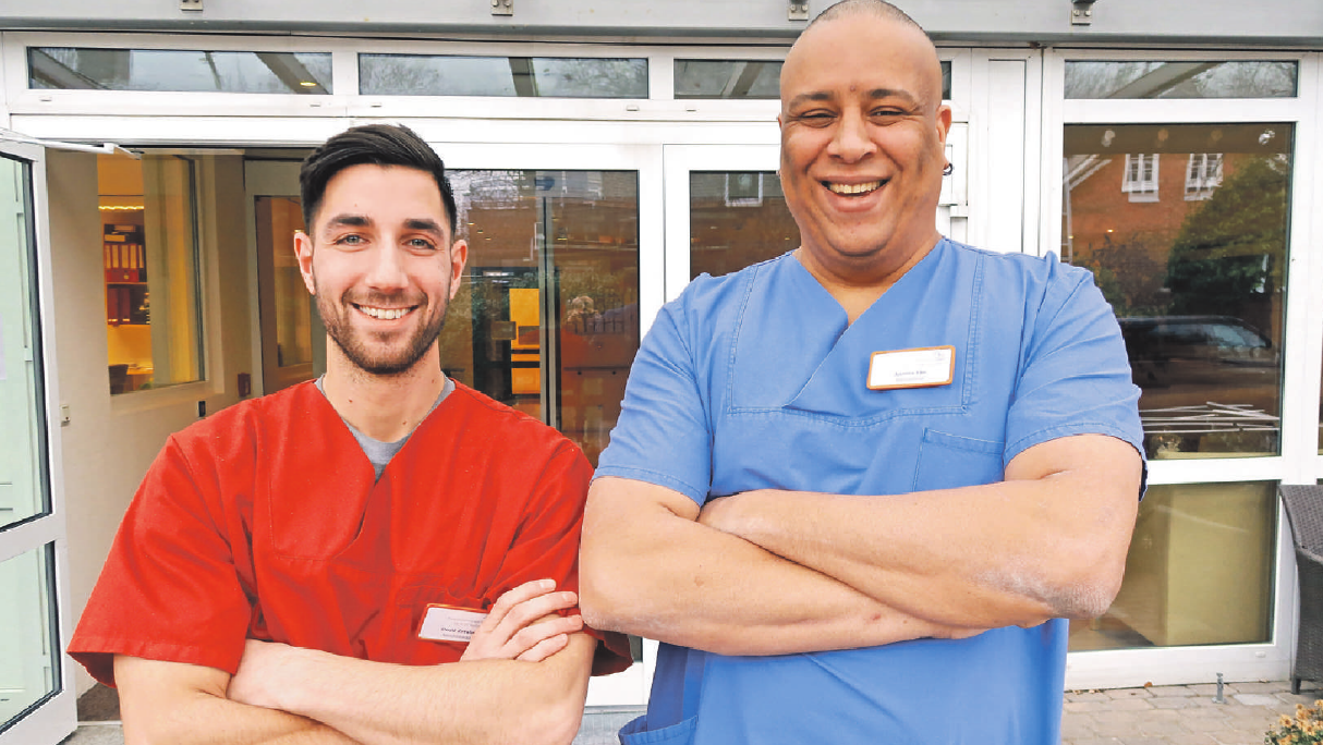 Auch Männer können Altenpflege: Der Auszubildende Omid Zerafat (links) und Praxisanleiter Karsten Lies – ein starkes Team. Foto: Reitenbach Auch Männer können Altenpflege: Der Auszubildende Omid Zerafat (links) und Praxisanleiter Karsten Lies – ein starkes Team. Foto: Reitenbach