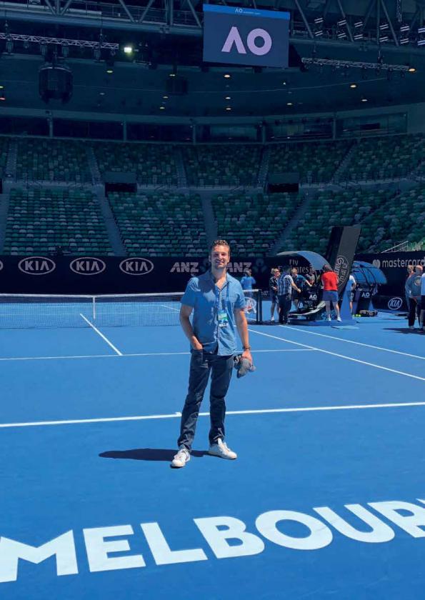 Der Tennisplatz Nr. 1. Yannick mittendrin in der Rod Laver Arena. (Foto: Y. Lambrecht) Der Tennisplatz Nr. 1. Yannick mittendrin in der Rod Laver Arena. (Foto: Y. Lambrecht)