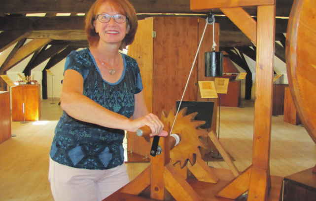 Reinbeks Kulturchefin Elke Güldenstein ist begeistert von der Ausstellung, in der Anfassen erlaubt ist Foto: Rutke Reinbeks Kulturchefin Elke Güldenstein ist begeistert von der Ausstellung, in der Anfassen erlaubt ist Foto: Rutke
