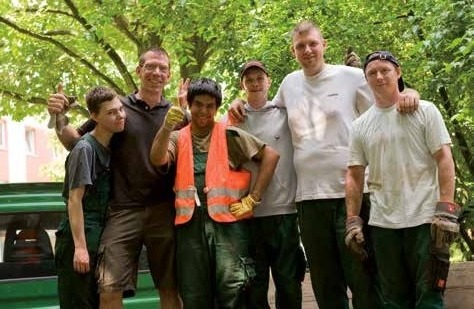 Ob im Gartenteam oder in der Lagerlogistik (Bild unten): In Werkstätten übernehmen Menschen mit Behinderungen vielseitige Aufgaben. Fotos: Elbe-Werkstätten GmbH Ob im Gartenteam oder in der Lagerlogistik (Bild unten): In Werkstätten übernehmen Menschen mit Behinderungen vielseitige Aufgaben. Fotos: Elbe-Werkstätten GmbH