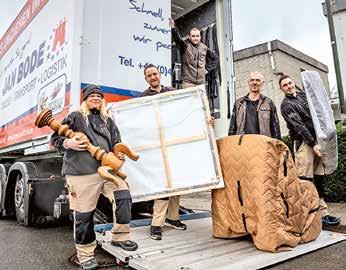 SCHNELL, PÜNKTLICH, ZUVERLÄSSIG: Die geschulten Monteure kümmern sich um den Ab- und Aufbau der Möbel und die transportsichere Verpackung des Hausrates. Foto: Jan Bode SCHNELL, PÜNKTLICH, ZUVERLÄSSIG: Die geschulten Monteure kümmern sich um den Ab- und Aufbau der Möbel und die transportsichere Verpackung des Hausrates. Foto: Jan Bode