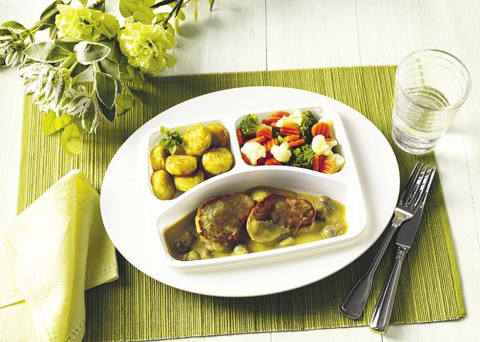 Viele Senioren lassen sich gerne ihr Mittagessen nach Hause liefern. Sie sollten sich vorab über die Qualität der Speisen der jeweiligen Anbieter informieren. Foto: apetito Viele Senioren lassen sich gerne ihr Mittagessen nach Hause liefern. Sie sollten sich vorab über die Qualität der Speisen der jeweiligen Anbieter informieren. Foto: apetito
