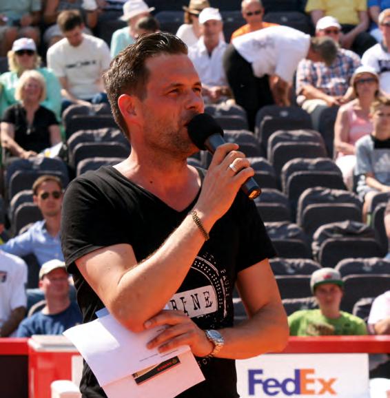Stadionsprecher Mathias Killing: „Ich bin sehr glücklich, dass ich als Stimme vom Rothenbaum weiter dabei sein kann. Das Turnier ist für mich etwas sehr Besonderes, denn seit nun 13 Jahren stehe ich als Moderator auf dem ‚Centre Court der Welt‘. Hier durfte ich als völlig unbekannter, junger Moderator das erste Mal auftreten. Ich liebe das Hamburger Tennispublikum, sie kommen und sie gehen mit, egal wer spielt. Die Menschen und die Tradition sind für mich einzigartig, genau deswegen freue ich mich darauf, die Zukunft des Turniers weiter mit gestalten zu dürfen. Dieses Turnier ist mehr als ein Job – es ist Leidenschaft.“ Foto privat Stadionsprecher Mathias Killing: „Ich bin sehr glücklich, dass ich als Stimme vom Rothenbaum weiter dabei sein kann. Das Turnier ist für mich etwas sehr Besonderes, denn seit nun 13 Jahren stehe ich als Moderator auf dem ‚Centre Court der Welt‘. Hier durfte ich als völlig unbekannter, junger Moderator das erste Mal auftreten. Ich liebe das Hamburger Tennispublikum, sie kommen und sie gehen mit, egal wer spielt. Die Menschen und die Tradition sind für mich einzigartig, genau deswegen freue ich mich darauf, die Zukunft des Turniers weiter mit gestalten zu dürfen. Dieses Turnier ist mehr als ein Job – es ist Leidenschaft.“ Foto privat