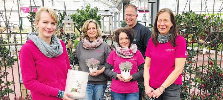 Sie setzen Lichtzeichen gegen den Winterblues: Nadine Riewesell (von links), Uschi van gen Hassend, Florian Neumann, Svenja Jacobsen und Claudia Mahncke laden ein zum Lichterfest in Neumanns Gartenwelt Foto: Sabine Skibbe  Sie setzen Lichtzeichen gegen den Winterblues: Nadine Riewesell (von links), Uschi van gen Hassend, Florian Neumann, Svenja Jacobsen und Claudia Mahncke laden ein zum Lichterfest in Neumanns Gartenwelt Foto: Sabine Skibbe
