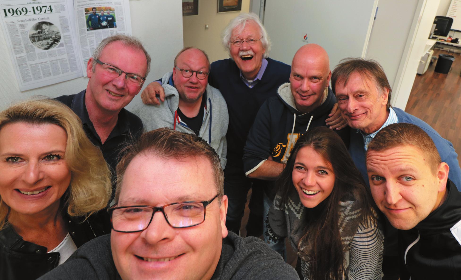 Selfie der Regionalredaktion des Abendblattes in Norderstedt mit Ex-Reporter Carlo von Tiedemann (Mitte). FOTO: ANDREAS BURGMAYER Selfie der Regionalredaktion des Abendblattes in Norderstedt mit Ex-Reporter Carlo von Tiedemann (Mitte). FOTO: ANDREAS BURGMAYER