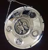 Das Königsschild von Sven Kleinschmidt zeigt im Uhrzeigersinn fünf Stationen seines Lebens: Sein Haus in Marmstorf, seinen SV Marmstorf, der Sarg als Symbol für seinen Beruf als selbstständiger Sargträger, der Kopf von General von Scharnhorst steht für seinen Schießclub und die Raute für die Treue zum HSV. Kleinschmidt Das Königsschild von Sven Kleinschmidt zeigt im Uhrzeigersinn fünf Stationen seines Lebens: Sein Haus in Marmstorf, seinen SV Marmstorf, der Sarg als Symbol für seinen Beruf als selbstständiger Sargträger, der Kopf von General von Scharnhorst steht für seinen Schießclub und die Raute für die Treue zum HSV. Kleinschmidt