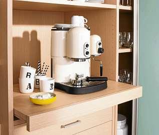 Auch diese Kaffeemaschine verschwindet hinter einer Schiebetür. RAUMPLUS Auch diese Kaffeemaschine verschwindet hinter einer Schiebetür. RAUMPLUS