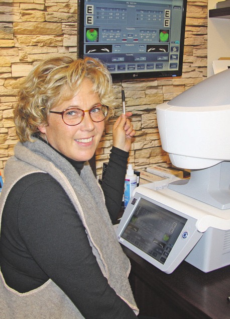 Janiene Johann-to-Settel macht eine Augenanalyse mit neuester Technik Foto: Frauke Pöhlsen Janiene Johann-to-Settel macht eine Augenanalyse mit neuester Technik Foto: Frauke Pöhlsen