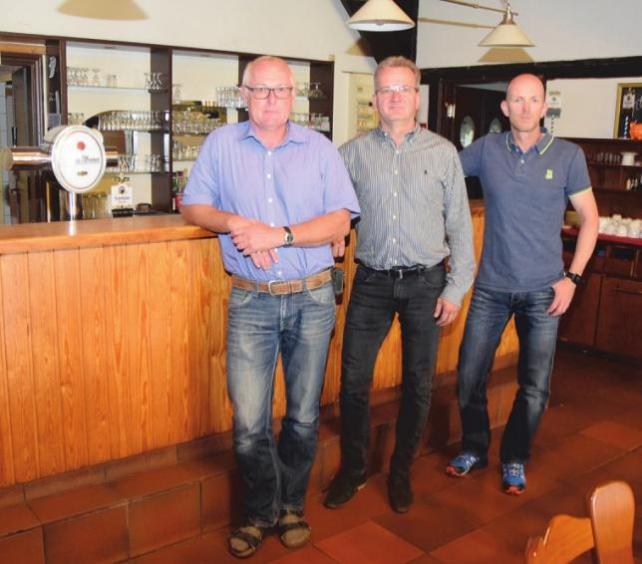 Holger Martinsteg (v. l.), Matthias Strauch und Ralf Meier am alten Tresen der Gaststätte „Op de Deel“ Holger Martinsteg (v. l.), Matthias Strauch und Ralf Meier am alten Tresen der Gaststätte „Op de Deel“