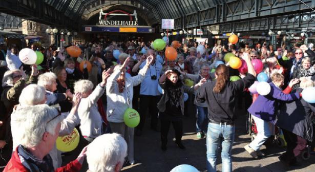 Senioren-Flashmob am Hauptbahnhof