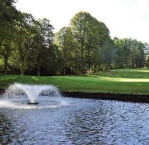 Wasserflächen, wie hier in Ahrensburg, sind vor allem mentale Hindernisse und fordern zum platzierten Spiel heraus Wasserflächen, wie hier in Ahrensburg, sind vor allem mentale Hindernisse und fordern zum platzierten Spiel heraus