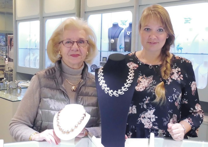 Dorit Glasner (links) und ihre Mitarbeiterin Stefanie Löhr vom Schmuck Studio Pinneberg wissen, welcher Schmuck als Weihnachtsgeschenk angesagt ist Foto: Skibbe Dorit Glasner (links) und ihre Mitarbeiterin Stefanie Löhr vom Schmuck Studio Pinneberg wissen, welcher Schmuck als Weihnachtsgeschenk angesagt ist Foto: Skibbe