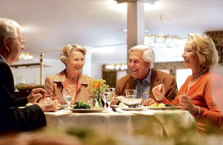 Bewohner der Rosenhof-Seniorenwohnanlagen genießen das Miteinander in familiärerAtmosphäre und gepflegtem Ambiente – und die kulinarische Vielfalt der Rosenhof-Gastronomie Fotos: Rosenhof Bewohner der Rosenhof-Seniorenwohnanlagen genießen das Miteinander in familiärerAtmosphäre und gepflegtem Ambiente – und die kulinarische Vielfalt der Rosenhof-Gastronomie Fotos: Rosenhof