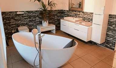 Freistehende Badewannen sorgen für einen besonderen Komfort im heimischen Bad Foto: pt Freistehende Badewannen sorgen für einen besonderen Komfort im heimischen Bad Foto: pt