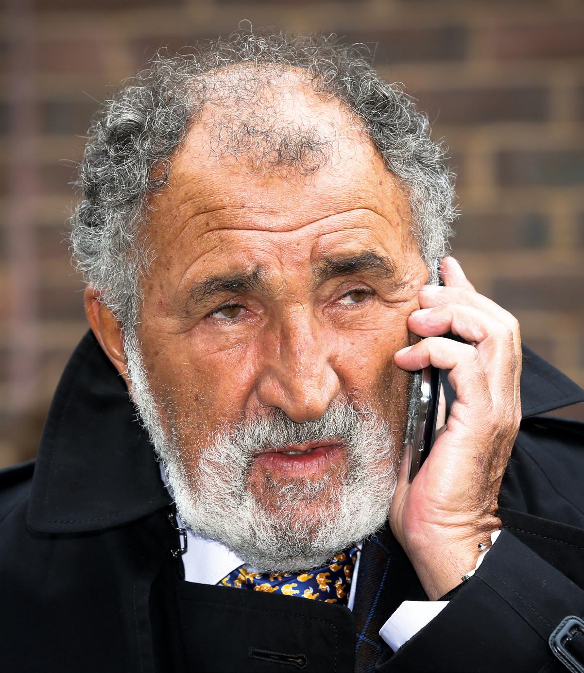 Ion Tiriac: „Sie sollten dafür lebenslänglich verurteilt werden. Sie ruinieren 120 Jahre Tradition. Es ist das Lächerlichste, das ich je gesehen habe. Diese Leute sind krank im Kopf.“ Foto: Jürgen Hasenkopf Ion Tiriac: „Sie sollten dafür lebenslänglich verurteilt werden. Sie ruinieren 120 Jahre Tradition. Es ist das Lächerlichste, das ich je gesehen habe. Diese Leute sind krank im Kopf.“ Foto: Jürgen Hasenkopf