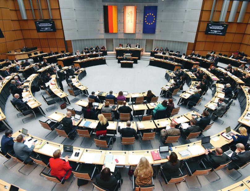 Eine gute Wahl: Seit der Wiedervereinigung residiert das Berliner Abgeordnetenhaus genau an der Nahtstelle zwischen Ost und West im Gebäude des Preußischen Landtags (im Bild der Plenarsaal), direkt gegenüber vom Martin- Gropius-Bau. Am 18. September 2016 wählt Berlin neue Abgeordnete. Was für eine Wahl wird das? PICTURE ALLIANCE/DPA/RAINER JENSEN