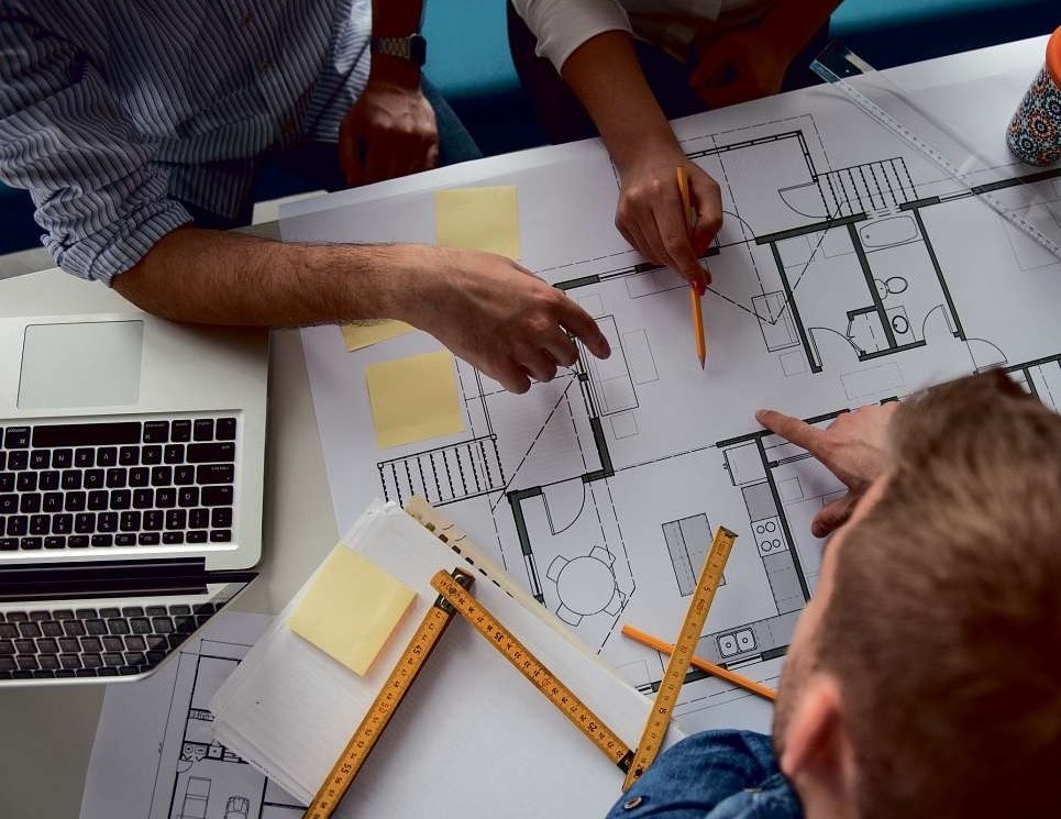 Was soll wo hin und wie harmonieren die Einrichtungselemente miteinander? Auch wer schlüsselfertig bauen lässt, muss auf Details achten. Foto: bernardbodo/Adobe Stock Was soll wo hin und wie harmonieren die Einrichtungselemente miteinander? Auch wer schlüsselfertig bauen lässt, muss auf Details achten. Foto: bernardbodo/Adobe Stock