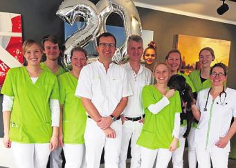 Gut gelaunt: die Ärzte und das nette Team. Foto: Manzel & Bähr Gut gelaunt: die Ärzte und das nette Team. Foto: Manzel & Bähr