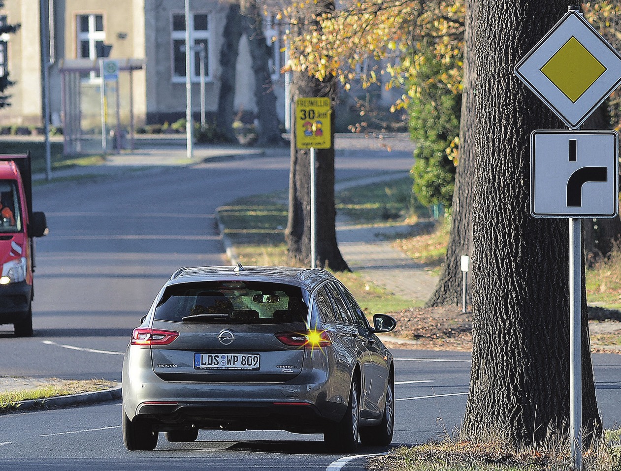 Wer dem Verlauf einer abknickenden Vorfahrt folgt, muss rechtzeitig den Blinker setzen Foto: Dekra Wer dem Verlauf einer abknickenden Vorfahrt folgt, muss rechtzeitig den Blinker setzen Foto: Dekra