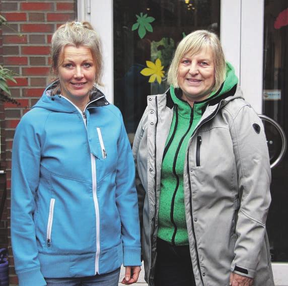 Kitaleiterin Christine Rogall (l.) und Waldpädagogin Frauke Pöhlsen freuen sich über die Neugierde der Kinder Foto: Frauke Pöhlsen Kitaleiterin Christine Rogall (l.) und Waldpädagogin Frauke Pöhlsen freuen sich über die Neugierde der Kinder Foto: Frauke Pöhlsen