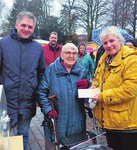 Fred Burmester und Tanja Wilke vom RBK überreichen Irma Engel (Mitte) ihren Gewinn Foto: cs Fred Burmester und Tanja Wilke vom RBK überreichen Irma Engel (Mitte) ihren Gewinn Foto: cs