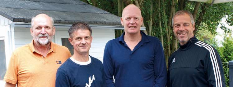 Herren 50: Carsten Berendt (TB Harburg) schlägt Karsten Schröder (SVG Blankenese) 6:3, 6:2. V.l. Rainer Wolf, Karsten Schröder, Carsten Berendt, Andy Zec. Herren 50: Carsten Berendt (TB Harburg) schlägt Karsten Schröder (SVG Blankenese) 6:3, 6:2. V.l. Rainer Wolf, Karsten Schröder, Carsten Berendt, Andy Zec.
