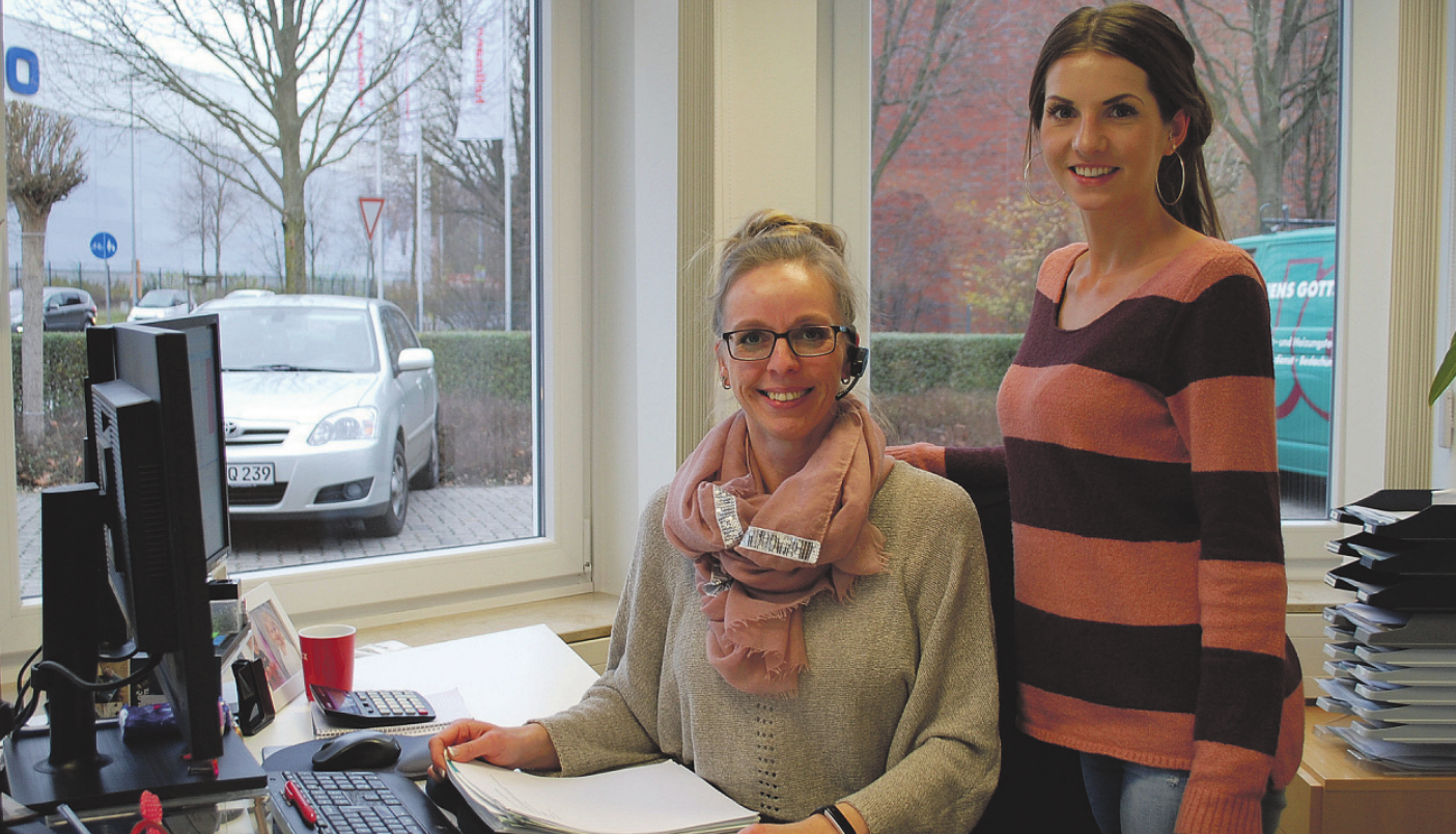 Pamela Brusch (sitzend) und Linda Möller sind beim Kundendienst der Firma Jens Gottschalk für die Bereiche Sanitär und Heizung verantwortlich Fotos: Tina Jordan Pamela Brusch (sitzend) und Linda Möller sind beim Kundendienst der Firma Jens Gottschalk für die Bereiche Sanitär und Heizung verantwortlich Fotos: Tina Jordan