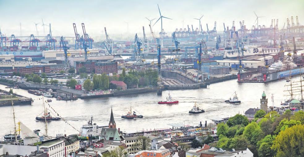 Drehen die Schlepper vor der Hafenkulisse ihre Pirouetten, wird die Elbe zur Bühne Foto: André Bruns Drehen die Schlepper vor der Hafenkulisse ihre Pirouetten, wird die Elbe zur Bühne Foto: André Bruns