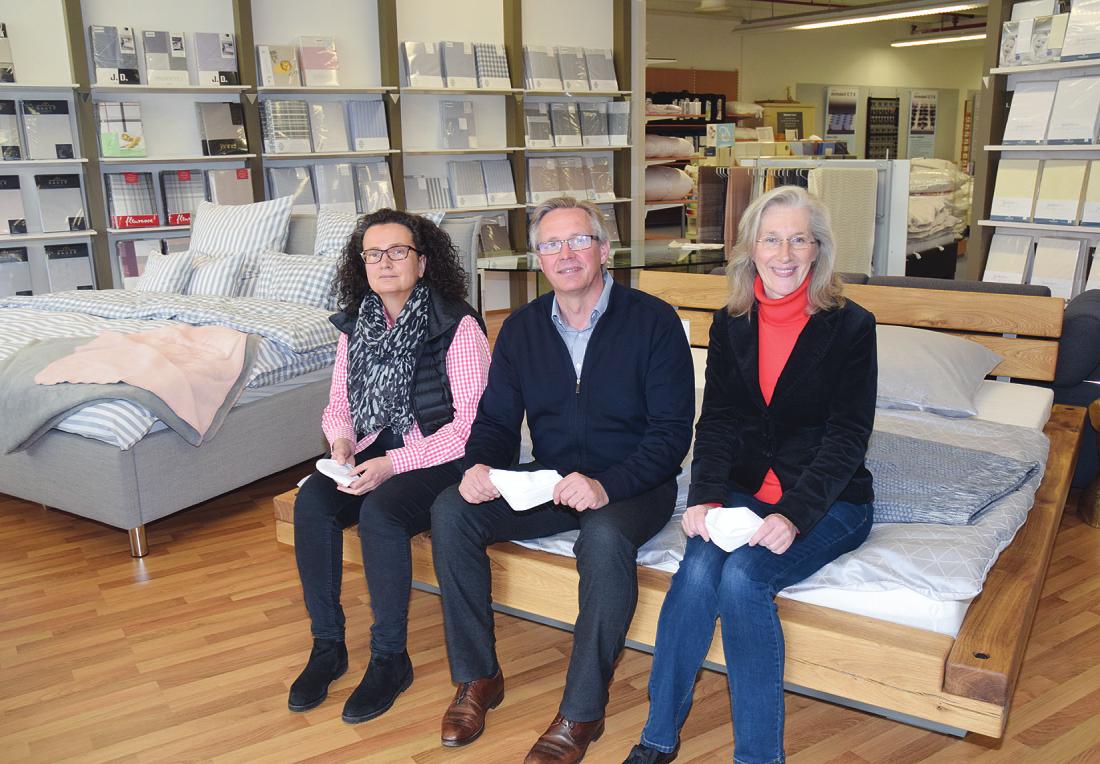 Claudia Skerra (v. l.), Stefan Meyer und Sabine Görgens vom Fachgeschäft „Mein Bett Elmshorn“ beraten die Kunden gern in allen Fragen rund ums Bett und einen erholsamen Schlaf Foto: Klein Claudia Skerra (v. l.), Stefan Meyer und Sabine Görgens vom Fachgeschäft „Mein Bett Elmshorn“ beraten die Kunden gern in allen Fragen rund ums Bett und einen erholsamen Schlaf Foto: Klein