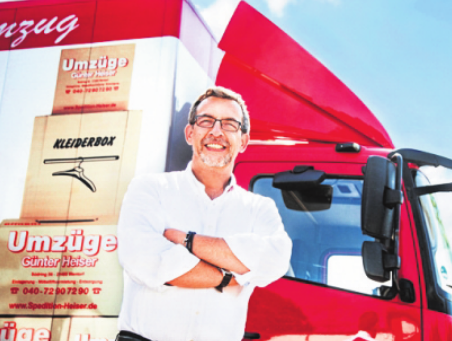 Sie planen bald einen Umzug? Rüdiger Wolf und sein Team erklären den Besuchern auf der Messe „Viva Seniores“ gern, warum die Firma Günter Heiser so eine Weiterempfehlungsquote hat. Foto:E. Liebenow Sie planen bald einen Umzug? Rüdiger Wolf und sein Team erklären den Besuchern auf der Messe „Viva Seniores“ gern, warum die Firma Günter Heiser so eine Weiterempfehlungsquote hat. Foto:E. Liebenow