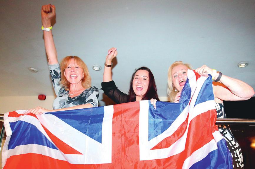 Wieder einmal sind die Eliten mit ihrem Wunschdenken an der Wirklichkeit gescheitert. Was niemand von ihnen für möglich hielt, erwies sich nun als offenkundig: Einer Mehrheit der Bevölkerung in Großbritannien hatten Brüsseler Bürokratie, Bevormundung und Überheblichkeit längst schon die Mitgliedschaft in der EU verleidet. Das Referendum vom 23. Juni 2016 brachte es nur an den Tag. Im Bild feiern drei Brexit-Befürworterinnen am frühen Morgen des 24. Juni in Manchester das Leave-Votum. PICTURE ALLIANCE/AP IMAGES/KANAME MUTO