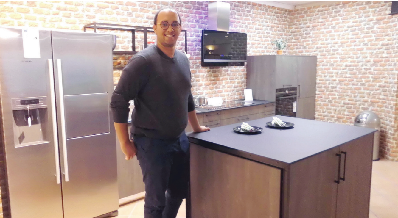 Chrom, schwarzes Metall für die Gestelle, Holz – Potschien- Juniorchef Daniel Scheffler präsentiert eine Trend-Küche im Industrial Style Foto: Skibbe Chrom, schwarzes Metall für die Gestelle, Holz – Potschien- Juniorchef Daniel Scheffler präsentiert eine Trend-Küche im Industrial Style Foto: Skibbe